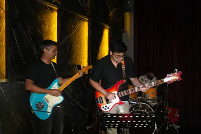 Lead and rhythm guitars trading lines